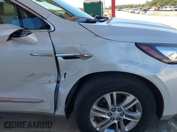 ✅ 2018 Buick Enclave Essence • VIN: 5GAERBKWXJJ187608 • Lot: 43613354. Wystawiony na IAAI z przebiegiem 103 409 mil. Bezpłatny archiwum sprzedaży aukcyjnych z USA i szczegółowy raport historii pojazdu na DreamBid. Zdjęcie 6.