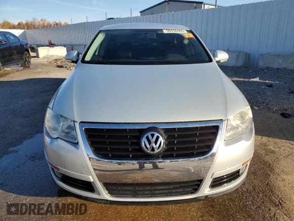✅ 2009 Volkswagen Passat Komfort • VIN: WVWJK73C19E004393 • Lot: 90436465. Wystawiony na Copart z przebiegiem 196 101 mil. Bezpłatny archiwum sprzedaży aukcyjnych z USA i szczegółowy raport historii pojazdu na DreamBid. Zdjęcie 5.