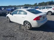 ✅ 2012 Volvo S60 T5 • VIN: YV1622FS8C2045697 • Lot: 43489928. Wystawiony na IAAI z przebiegiem 140 197 mil. Bezpłatny archiwum sprzedaży aukcyjnych z USA i szczegółowy raport historii pojazdu na DreamBid. Zdjęcie 3.