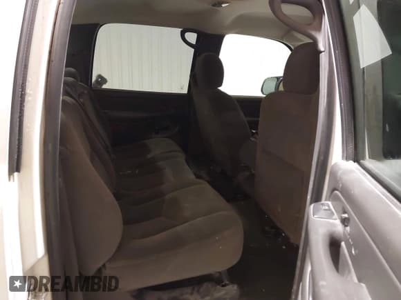 ✅ 2005 Chevrolet Silverado 2500HD LS • VIN: 1GCHK23U55F899336 • Lot: 41635266. Wystawiony na IAAI z przebiegiem 299 032 mil. Bezpłatny archiwum sprzedaży aukcyjnych z USA i szczegółowy raport historii pojazdu na DreamBid. Zdjęcie 8.