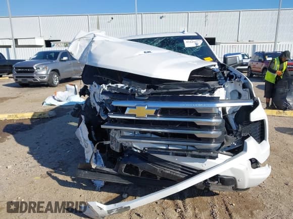 ✅ 2025 Chevrolet Silverado 1500 High Country • VIN: 1GCUKJEL7SZ110059 • Лот: 43449624. Опубликован ранее на IAAI с пробегом 20 466 миль. Бесплатный доступ к архиву аукционных продаж из США и подробный отчёт об истории автомобиля на DreamBid. Изображение 13.