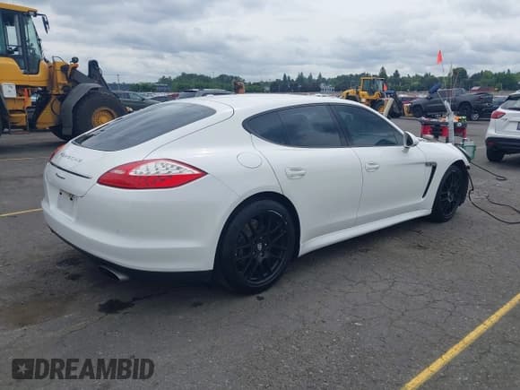 ✅ 2011 Porsche Panamera • VIN: WP0AA2A7XBL013459 • Lot: 42276363. Wystawiony na IAAI z przebiegiem 114 883 mil. Bezpłatny archiwum sprzedaży aukcyjnych z USA i szczegółowy raport historii pojazdu na DreamBid. Zdjęcie 4.
