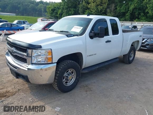 ✅ 2008 Chevrolet Silverado 2500HD 1LT • VIN: 1GCHK29K78E165815 • Lot: 42558979. Wystawiony na IAAI z przebiegiem 125 972 mil. Bezpłatny archiwum sprzedaży aukcyjnych z USA i szczegółowy raport historii pojazdu na DreamBid. Zdjęcie 2.