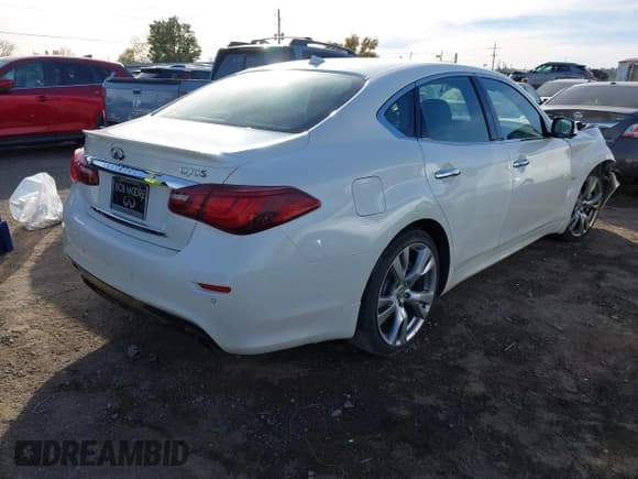 ✅ 2017 Infiniti Q70 3.7 • VIN: JN1BY1AP2HM741633 • Lot: 43635768. Listed on IAAI with Not provided. Free auction sales archive from the USA and detailed vehicle history report at DreamBid. Image 4.