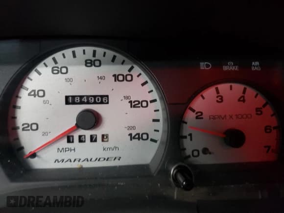 ✅ 2003 Mercury Marauder • VIN: 2MEHM75V93X611783 • Lot: 67686835. Wystawiony na Copart z przebiegiem 184 906 mil. Bezpłatny archiwum sprzedaży aukcyjnych z USA i szczegółowy raport historii pojazdu na DreamBid. Zdjęcie 9.