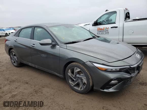 2024 Hyundai Elantra Preferred z VIN KMHLN4DG3RU847268, wystawiony jako Copart lot #81753604 z przebiegiem 2 031 mil mil oraz Czysty tytuł • Clean title. Historia ofert i sprzedaży dostępna na DreamBid. Obrazek 4.