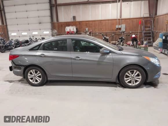 2013 Hyundai Sonata GLS z VIN 5NPEB4AC7DH717214, wystawiony jako IAAI lot #43457748 z przebiegiem 52 839 mil mil oraz . Historia ofert i sprzedaży dostępna na DreamBid. Obrazek 13.