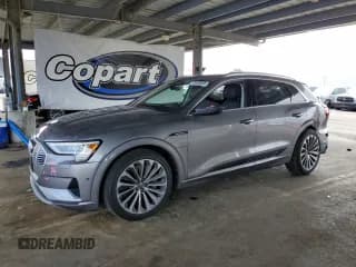 ✅ 2019 Audi e-tron Prestige • VIN: WA1VABGE8KB020661 • Lot: 72103635. Wystawiony na Copart z przebiegiem 63 961 mil. Bezpłatny archiwum sprzedaży aukcyjnych z USA i szczegółowy raport historii pojazdu na DreamBid. Zdjęcie 1.