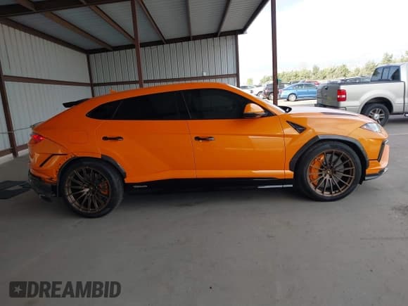 ✅ 2023 Lamborghini Urus Performante • VIN: ZPBUC3ZL6PLA25073 • Lot: 41450564. Listed on IAAI with 13,945 mi. Free auction sales archive from the USA and detailed vehicle history report at DreamBid. Image 14.