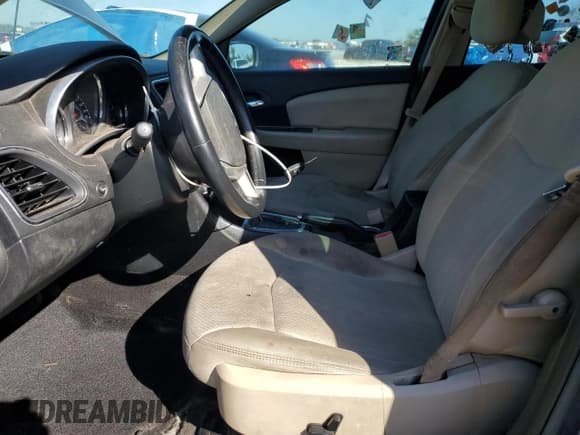 ✅ 2013 Chrysler 200 Touring • VIN: 1C3CCBBB3DN542737 • Лот: 93174815. Опубликован ранее на Copart с пробегом 154 754 миль. Бесплатный доступ к архиву аукционных продаж из США и подробный отчёт об истории автомобиля на DreamBid. Изображение 7.