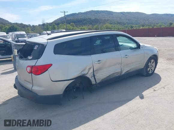 ✅ 2012 Chevrolet Traverse 1LT • VIN: 1GNKRGED7CJ156772 • Lot: 43373687. Wystawiony na IAAI z przebiegiem 117 596 mil. Bezpłatny archiwum sprzedaży aukcyjnych z USA i szczegółowy raport historii pojazdu na DreamBid. Zdjęcie 4.