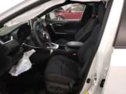 ✅ 2025 Toyota RAV4 SE • VIN: JTMCB3FV8SD238587 • Lot: 51090325. Wystawiony na Copart z przebiegiem 4 482 mil. Bezpłatny archiwum sprzedaży aukcyjnych z USA i szczegółowy raport historii pojazdu na DreamBid. Zdjęcie 7.