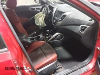 ✅ 2013 Hyundai Veloster w/Black Int • VIN: KMHTC6AD9DU158050 • Lot: 41532374. Wystawiony na IAAI z przebiegiem Nie podano. Bezpłatny archiwum sprzedaży aukcyjnych z USA i szczegółowy raport historii pojazdu na DreamBid. Zdjęcie 5.