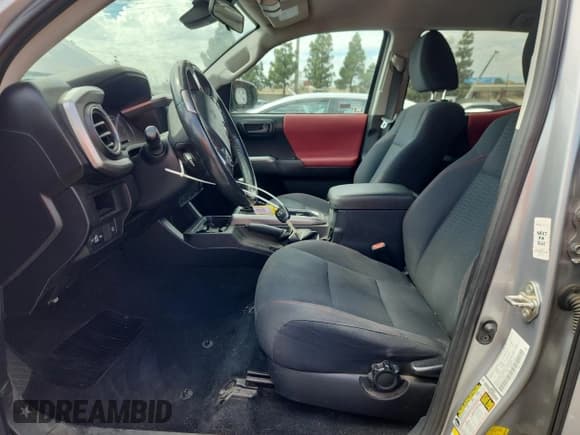 ✅ 2019 Toyota Tacoma SR5 • VIN: 5TFAX5GN7KX142810 • Lot: 82240755. Wystawiony na Copart z przebiegiem 80 597 mil. Bezpłatny archiwum sprzedaży aukcyjnych z USA i szczegółowy raport historii pojazdu na DreamBid. Zdjęcie 7.