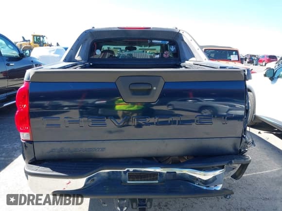 ✅ 2005 Chevrolet Avalanche LS • VIN: 3GNEC12Z55G271144 • Lot: 43633435. Listed on IAAI with 291,369 mi. Free auction sales archive from the USA and detailed vehicle history report at DreamBid. Image 16.