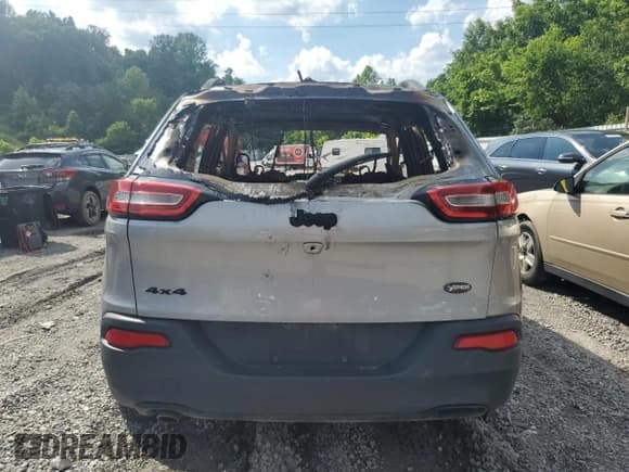 ✅ 2018 Jeep Cherokee Latitude • VIN: 1C4PJMCB2JD579230 • Лот: 61283265. Опубликован ранее на Copart с пробегом Не указан. Бесплатный доступ к архиву аукционных продаж из США и подробный отчёт об истории автомобиля на DreamBid. Изображение 6.