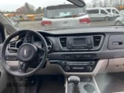 ✅ 2017 Kia Sedona L • VIN: KNDMA5C16H6284081 • Lot: 92944525. Wystawiony na Copart z przebiegiem 163 318 mil. Bezpłatny archiwum sprzedaży aukcyjnych z USA i szczegółowy raport historii pojazdu na DreamBid. Zdjęcie 9.