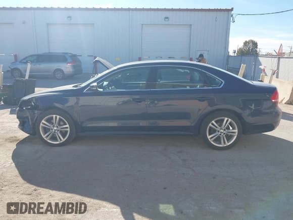 ✅ 2015 Volkswagen Passat SE • VIN: 1VWBV7A33FC072939 • Lot: 43613198. Wystawiony na IAAI z przebiegiem 136 683 mil. Bezpłatny archiwum sprzedaży aukcyjnych z USA i szczegółowy raport historii pojazdu na DreamBid. Zdjęcie 14.