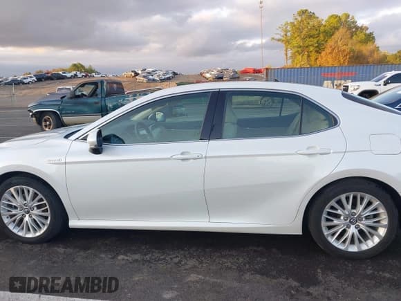 ✅ 2018 Toyota Camry Hybrid SE • VIN: 4T1B21HK4JU001186 • Lot: 43644643. Listed on IAAI with 123,380 mi. Free auction sales archive from the USA and detailed vehicle history report at DreamBid. Image 15.