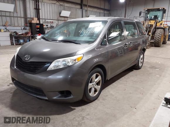 ✅ 2016 Toyota Sienna L • VIN: 5TDZK3DC9GS740287 • Lot: 43203857. Wystawiony na IAAI z przebiegiem 133 005 mil. Bezpłatny archiwum sprzedaży aukcyjnych z USA i szczegółowy raport historii pojazdu na DreamBid. Zdjęcie 2.