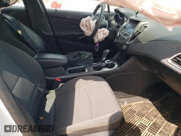 ✅ 2019 Chevrolet Cruze LS • VIN: 1G1BC5SM0K7101796 • Лот: 57268192. Размещён на Copart с пробегом 73 045 миль миль. Получите бесплатный доступ к архиву аукционных продаж из США и посмотрите подробный отчёт об истории автомобиля на DreamBid. Изображение 5.