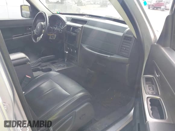 ✅ 2011 Jeep Liberty Limited 70th Anniversary • VIN: 1J4PN5GK6BW566775 • Lot: 42082197. Wystawiony na IAAI z przebiegiem 173 201 mil. Bezpłatny archiwum sprzedaży aukcyjnych z USA i szczegółowy raport historii pojazdu na DreamBid. Zdjęcie 5.