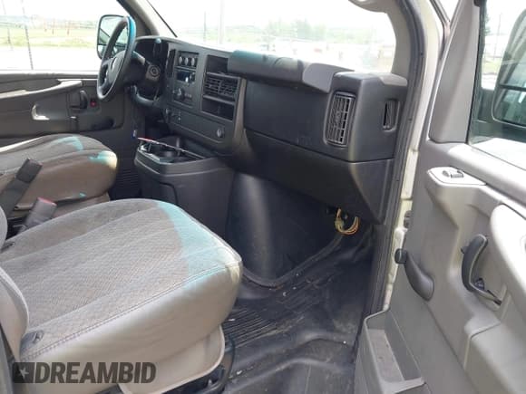 ✅ 2011 GMC Savana Cargo • VIN: 1GTW7FCA4B1106901 • Лот: 42204410. Опубликован ранее на IAAI с пробегом 301 854 миль. Бесплатный доступ к архиву аукционных продаж из США и подробный отчёт об истории автомобиля на DreamBid. Изображение 5.