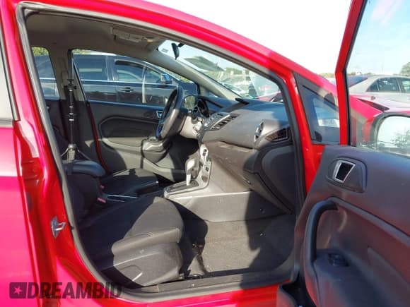 ✅ 2014 Ford Fiesta SE • VIN: 3FADP4BJ5EM239399 • Lot: 43334063. Wystawiony na IAAI z przebiegiem 92 341 mil. Bezpłatny archiwum sprzedaży aukcyjnych z USA i szczegółowy raport historii pojazdu na DreamBid. Zdjęcie 5.