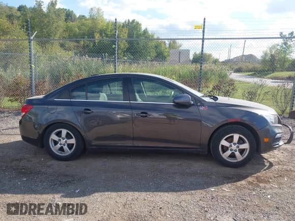 2015 Chevrolet Cruze LT z VIN 1G1PC5SB2F7178955, wystawiony jako IAAI lot #43317822 z przebiegiem 142 121 mil mil oraz . Historia ofert i sprzedaży dostępna na DreamBid. Obrazek 13.