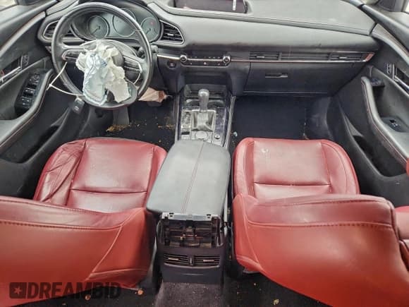 ✅ 2024 Mazda CX-30 S Carbon Edition • VIN: 3MVDMBCM9RM673863 • Lot: 94035615. Wystawiony na Copart z przebiegiem Nie podano. Bezpłatny archiwum sprzedaży aukcyjnych z USA i szczegółowy raport historii pojazdu na DreamBid. Zdjęcie 8.