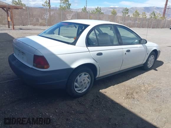 1998 Saturn SL z VIN 1G8ZF5285WZ243548, wystawiony jako IAAI lot #41659710 z przebiegiem 109 099 mil mil oraz . Historia ofert i sprzedaży dostępna na DreamBid. Obrazek 4.