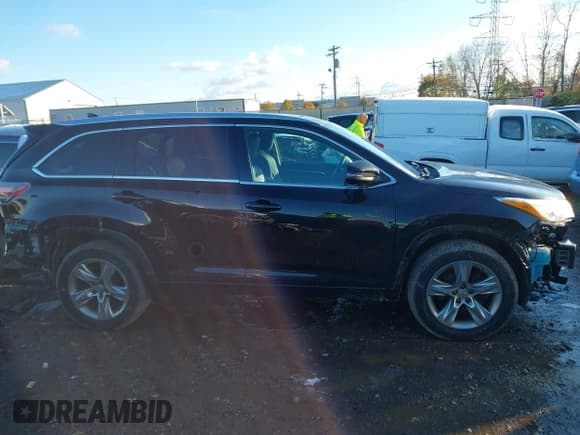 ✅ 2015 Toyota Highlander Limited Platinum • VIN: 5TDDKRFH1FS138973 • Lot: 43653015. Listed on IAAI with 152,292 mi. Free auction sales archive from the USA and detailed vehicle history report at DreamBid. Image 14.