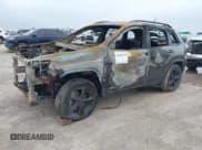 ✅ 2023 Jeep Cherokee Altitude Lux • VIN: 1C4PJMMB9PD102947 • Lot: 41922570. Wystawiony na IAAI z przebiegiem Nie podano. Bezpłatny archiwum sprzedaży aukcyjnych z USA i szczegółowy raport historii pojazdu na DreamBid. Zdjęcie 2.