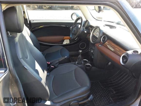 ✅ 2011 MINI Clubman • VIN: WMWZF3C56BT267575 • Lot: 43600831. Listed on IAAI with 64,602 mi. Free auction sales archive from the USA and detailed vehicle history report at DreamBid. Image 5.