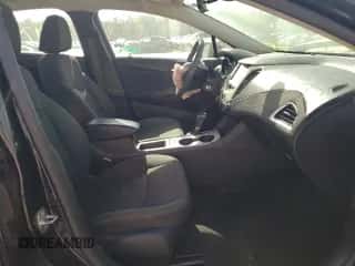 ✅ 2016 Chevrolet Cruze LS • VIN: 1G1BC5SM1G7322170 • Lot: 64585802. Wystawiony na Copart z przebiegiem 134 796 mil mil. Skorzystaj z bezpłatnego archiwum sprzedaży aukcyjnych z USA i zobacz szczegółowy raport historii pojazdu na DreamBid. Zdjęcie 5.