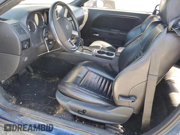 ✅ 2010 Dodge Challenger SE • VIN: 2B3CJ4DVXAH110169 • Lot: 76582834. Wystawiony na Copart z przebiegiem Nie podano. Bezpłatny archiwum sprzedaży aukcyjnych z USA i szczegółowy raport historii pojazdu na DreamBid. Zdjęcie 7.