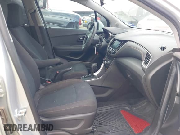 ✅ 2020 Chevrolet Trax LS • VIN: KL7CJKSB0LB312202 • Lot: 43736937. Wystawiony na IAAI z przebiegiem 45 557 mil. Bezpłatny archiwum sprzedaży aukcyjnych z USA i szczegółowy raport historii pojazdu na DreamBid. Zdjęcie 5.