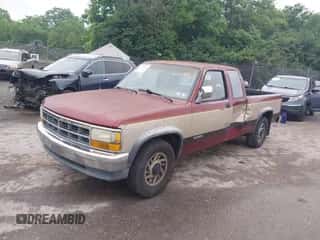 1993 Dodge Dakota z VIN 1B7FL23X9PS212576, wystawiony jako IAAI lot #42389256 z przebiegiem 181 924 mil mil oraz . Historia ofert i sprzedaży dostępna na DreamBid. Obrazek 2.