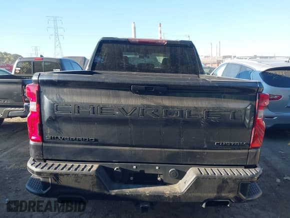 2021 Chevrolet Silverado 1500 Custom Trail Boss z VIN 1GCPYCEF4MZ263535, wystawiony jako IAAI lot #43104326 z przebiegiem 65 435 mil mil oraz . Historia ofert i sprzedaży dostępna na DreamBid. Obrazek 16.