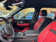 ✅ 2022 Rolls-Royce Cullinan Black Badge • VIN: SLATV8C02NU2121XX • Lot: 49549395. Wystawiony na Copart z przebiegiem 5 245 mil. Bezpłatny archiwum sprzedaży aukcyjnych z USA i szczegółowy raport historii pojazdu na DreamBid. Zdjęcie 6.