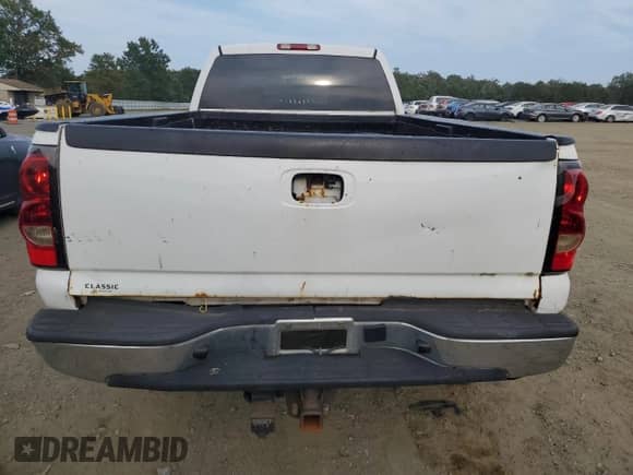 ✅ 2007 Chevrolet Silverado 2500HD LS • VIN: 1GCHC23U37F198200 • Lot: 81631835. Wystawiony na Copart z przebiegiem Nie podano. Bezpłatny archiwum sprzedaży aukcyjnych z USA i szczegółowy raport historii pojazdu na DreamBid. Zdjęcie 6.