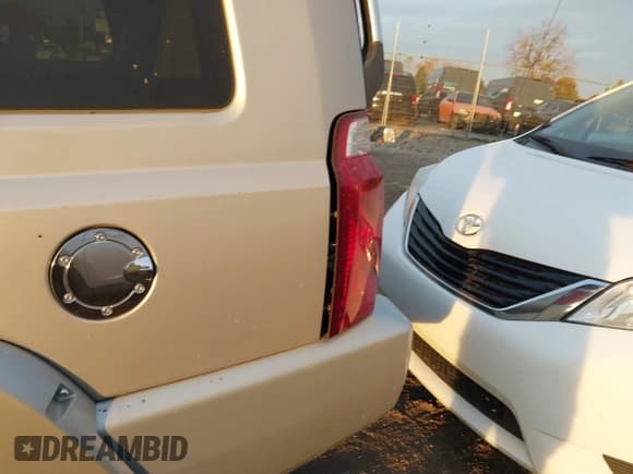 ✅ 2007 Jeep Commander Overland • VIN: 1J8HG68227C653826 • Лот: 40649706. Опубликован ранее на IAAI с пробегом 225 538 миль. Бесплатный доступ к архиву аукционных продаж из США и подробный отчёт об истории автомобиля на DreamBid. Изображение 6.