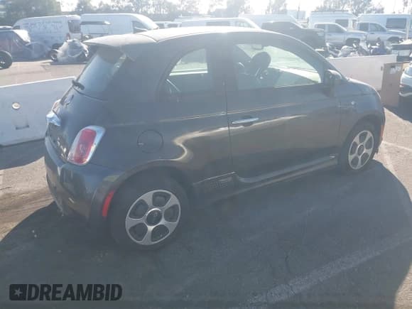 ✅ 2016 FIAT 500e • VIN: 3C3CFFGE4GT184182 • Lot: 43642233. Wystawiony na IAAI z przebiegiem 76 336 mil. Bezpłatny archiwum sprzedaży aukcyjnych z USA i szczegółowy raport historii pojazdu na DreamBid. Zdjęcie 4.