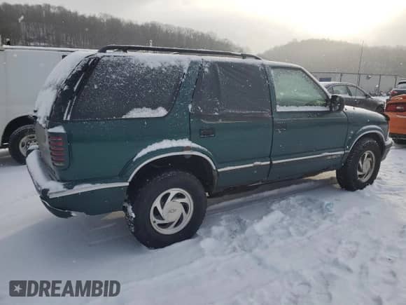 1997 Chevrolet Blazer LS z VIN 1GNDT13W2V2114437, wystawiony jako Copart lot #41458955 z przebiegiem 125 760 mil mil oraz Szkoda całkowita • Salvage title. Historia ofert i sprzedaży dostępna na DreamBid. Obrazek 3.