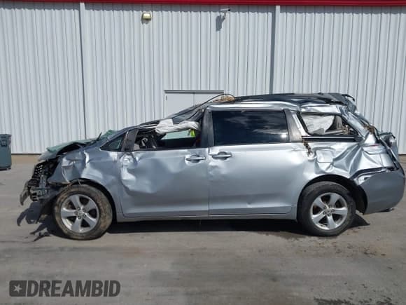 ✅ 2011 Toyota Sienna LE • VIN: 5TDKK3DC1BS138106 • Lot: 43308460. Listed on IAAI with 141,832 mi. Free auction sales archive from the USA and detailed vehicle history report at DreamBid. Image 6.