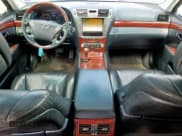 ✅ 2012 Lexus LS 460 L • VIN: JTHGL5EF0C5045591 • Lot: 59752355. Wystawiony na Copart z przebiegiem 237 294 mil. Bezpłatny archiwum sprzedaży aukcyjnych z USA i szczegółowy raport historii pojazdu na DreamBid. Zdjęcie 8.