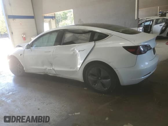 ✅ 2019 Tesla Model 3 Mid Range • VIN: 5YJ3E1EA5KF483883 • Lot: 85265795. Wystawiony na Copart z przebiegiem Nie podano. Bezpłatny archiwum sprzedaży aukcyjnych z USA i szczegółowy raport historii pojazdu na DreamBid. Zdjęcie 2.