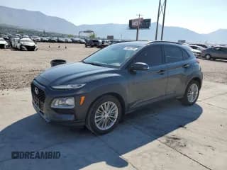 ✅ 2018 Hyundai Kona SEL • VIN: KM8K6CAA9JU085412 • Лот: 70841285. Опубликован ранее на Copart с пробегом 64 699 миль. Бесплатный доступ к архиву аукционных продаж из США и подробный отчёт об истории автомобиля на DreamBid. Изображение 1.