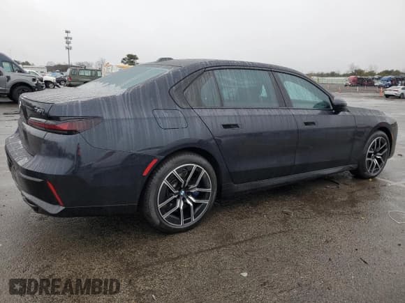 ✅ 2023 BMW 7 Series 760i xDrive • VIN: WBA33EJ08PCN83956 • Лот: 43235495. Опубликован ранее на Copart с пробегом 22 527 миль. Бесплатный доступ к архиву аукционных продаж из США и подробный отчёт об истории автомобиля на DreamBid. Изображение 3.