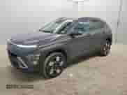 2024 Hyundai Kona SEL z VIN KM8HBCABXRU082013, wystawiony jako Copart lot #87712915 z przebiegiem 22 966 mil mil oraz Czysty tytuł • Clean title. Historia ofert i sprzedaży dostępna na DreamBid. Obrazek 1.